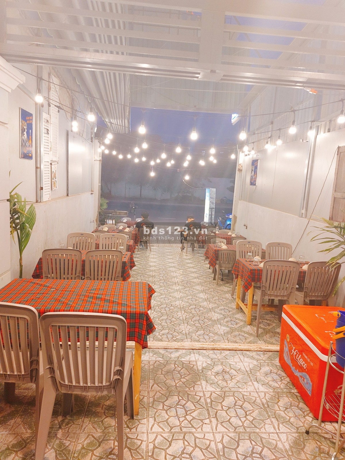 Sang toàn bộ quán nhậu mặt tiền lớn, vỉa hè rộng, nhà 1 trệt 1 lầu 4x28m + 2 sân lớn 5 phòng 2wc