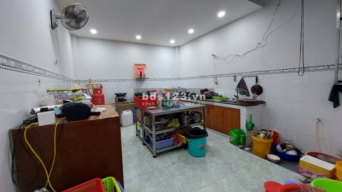 Sang toàn bộ quán nhậu mặt tiền lớn, vỉa hè rộng, nhà 1 trệt 1 lầu 4x28m + 2 sân lớn 5 phòng 2wc