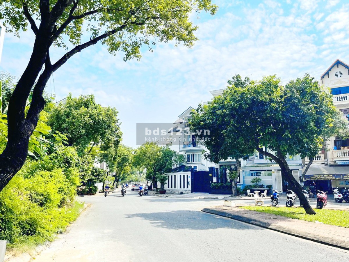 Cần bán gấp nhà phố 2 lầu đẹp MT ĐS khu dân cư Tân Quy Đông, quận 7