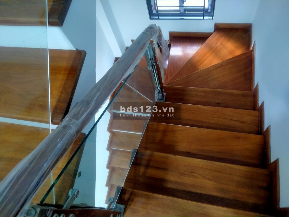 Bán nhà đẹp Trịnh Văn Bô, DT 40m² x 4 tầng, MT 5,2m, ở ngay ô tô đỗ cửa, giá bán 4,95 tỷ