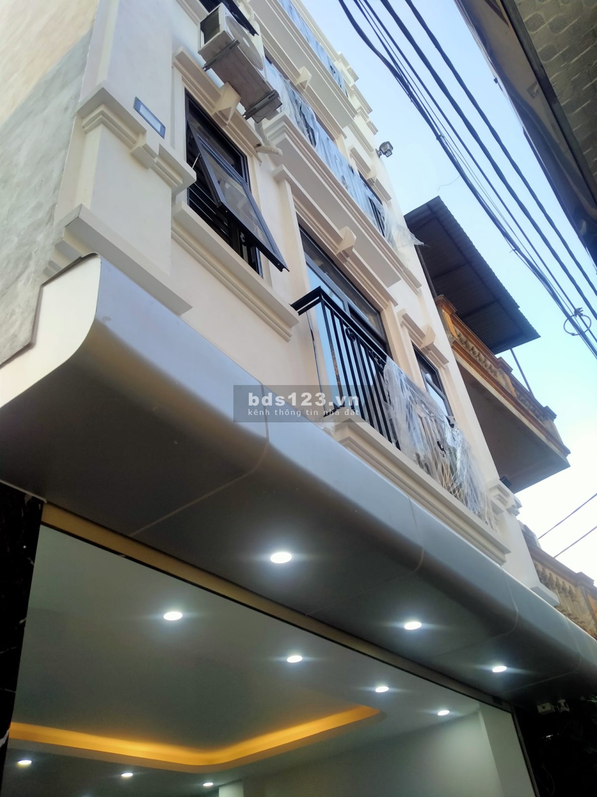 Bán nhà đẹp Trịnh Văn Bô, DT 40m² x 4 tầng, MT 5,2m, ở ngay ô tô đỗ cửa, giá bán 4,95 tỷ
