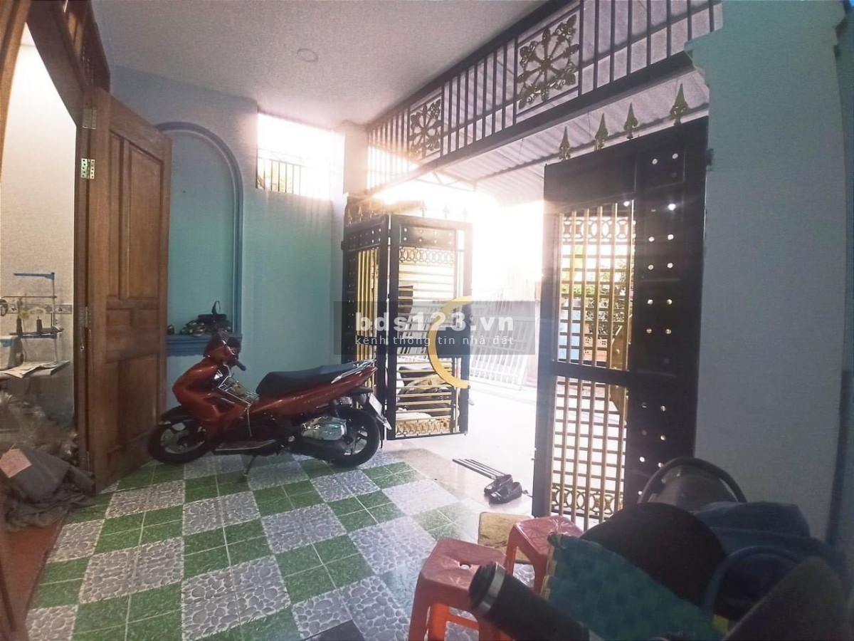Bán nhanh căn nhà 1 trệt 1 lầu ngay bến xe quận 8 sổ chính chủ