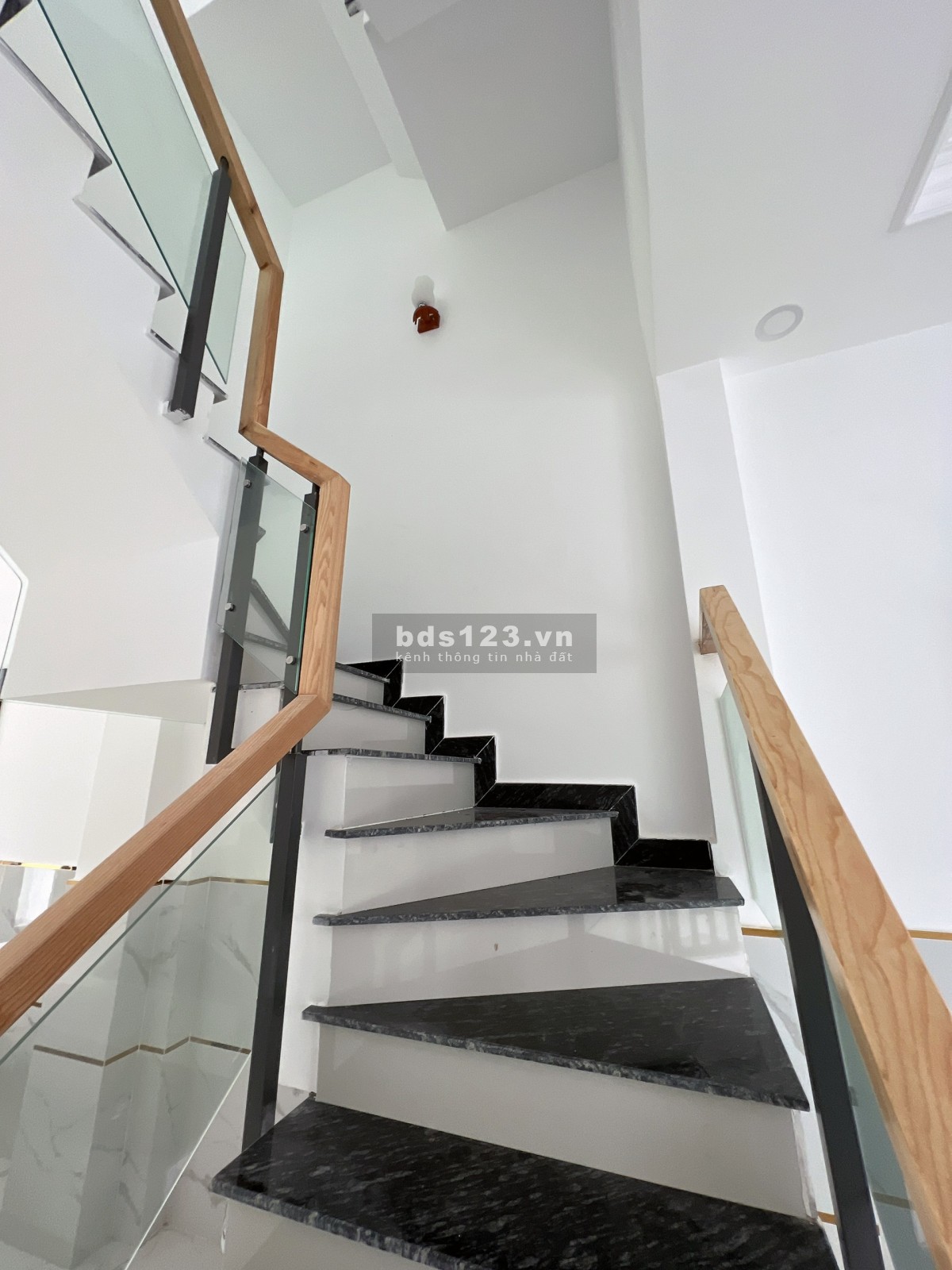 Bán nhà chính chủ mơi xây, DT 49m² x 2 lầu (4PN) sân thượng, giá 2,980 tỷ có TL