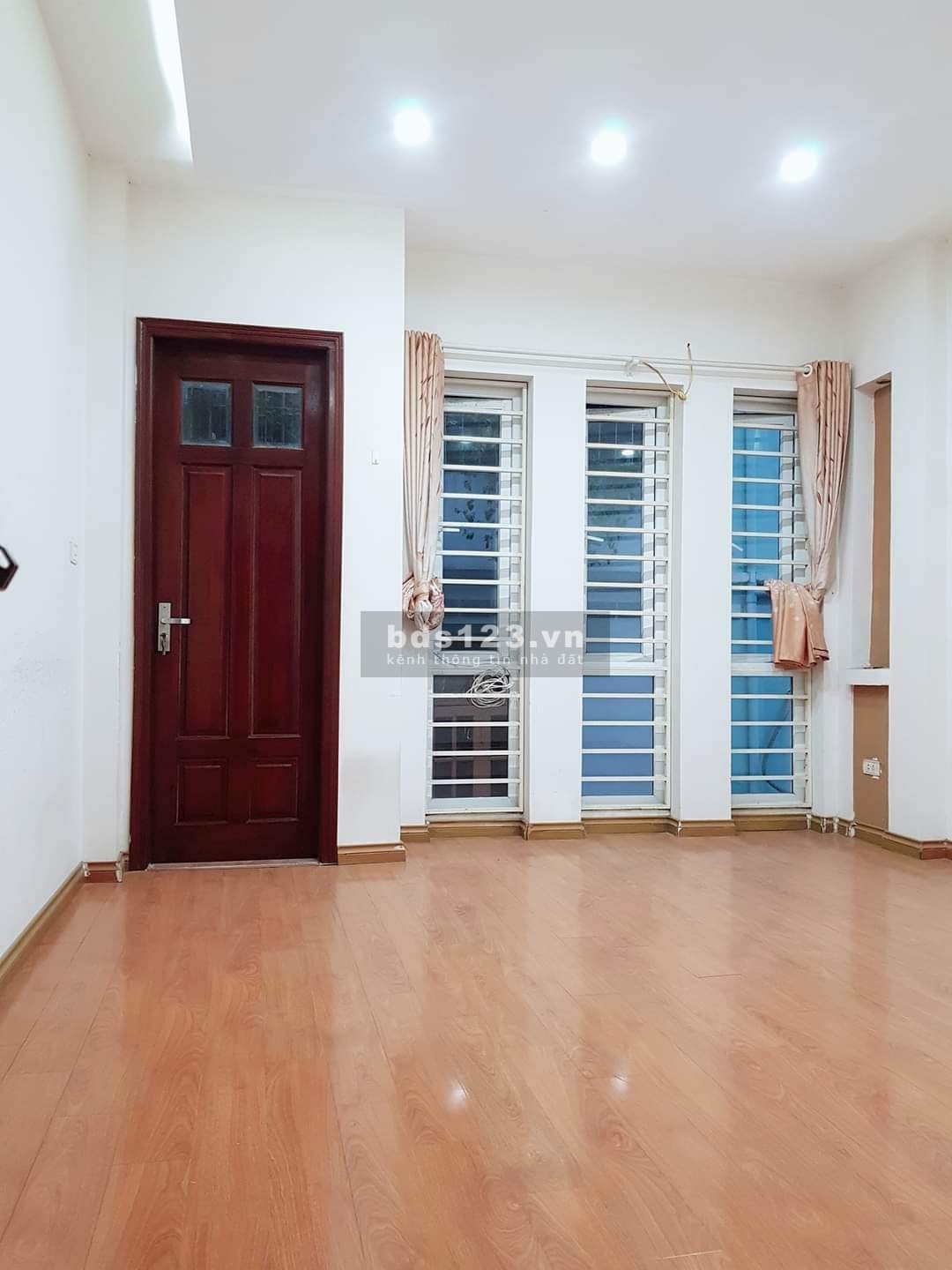Bán nhà Cầu Giấy ngõ thông dân cư đông, ô tô tránh, kinh doanh văn phòng
