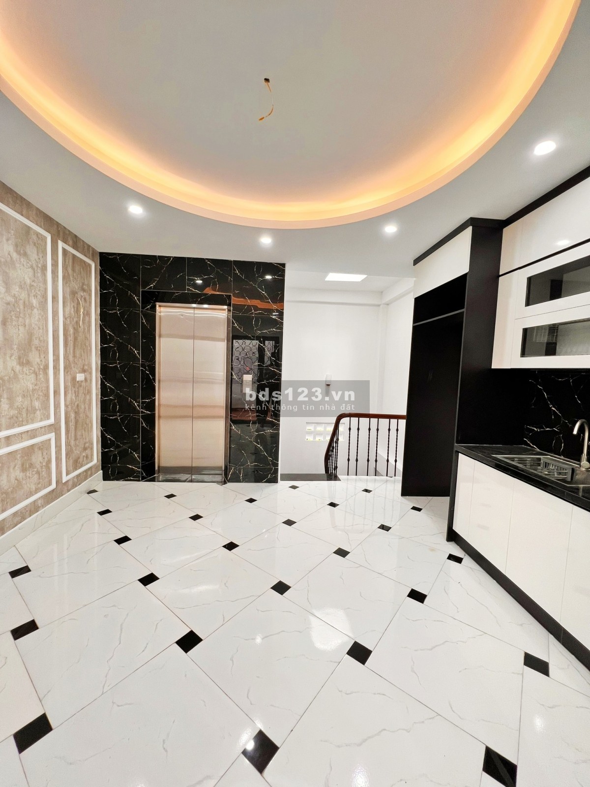 Bán nhà phân lô DTSD 45m² x 5 tầng thang máy phố Yên Lạc, Hà Nội nhỉnh giá 6 tỷ đồng