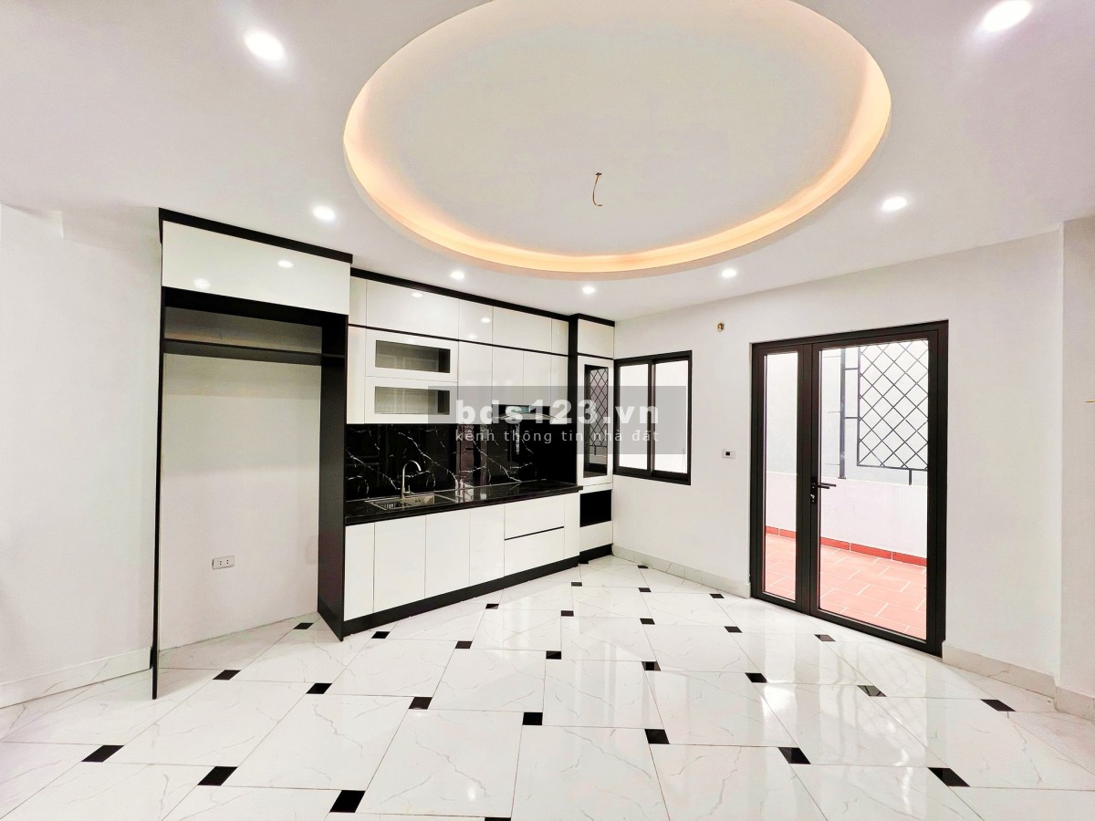 Bán nhà phân lô DTSD 45m² x 5 tầng thang máy phố Yên Lạc, Hà Nội nhỉnh giá 6 tỷ đồng