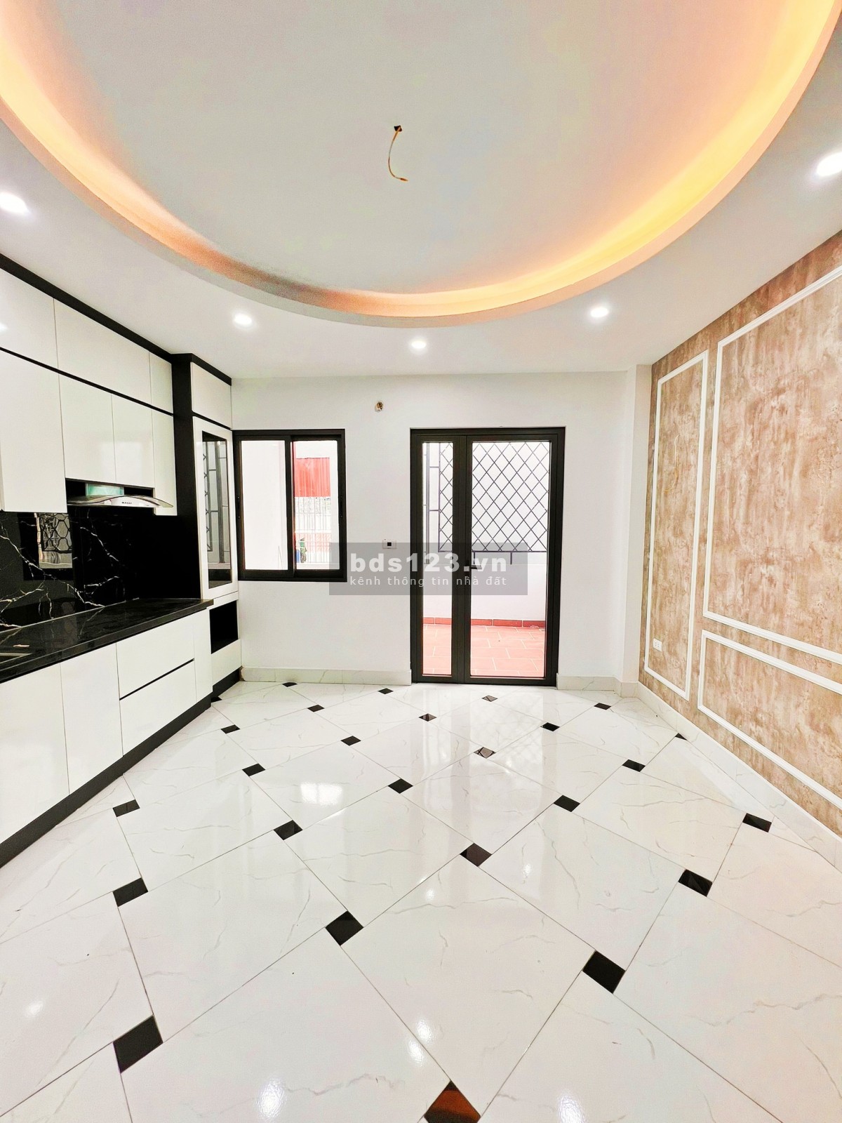 Bán nhà phân lô DTSD 45m² x 5 tầng thang máy phố Yên Lạc, Hà Nội nhỉnh giá 6 tỷ đồng