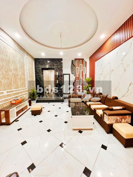 Bán nhà phân lô DTSD 45m² x 5 tầng thang máy phố Yên Lạc, Hà Nội nhỉnh giá 6 tỷ đồng
