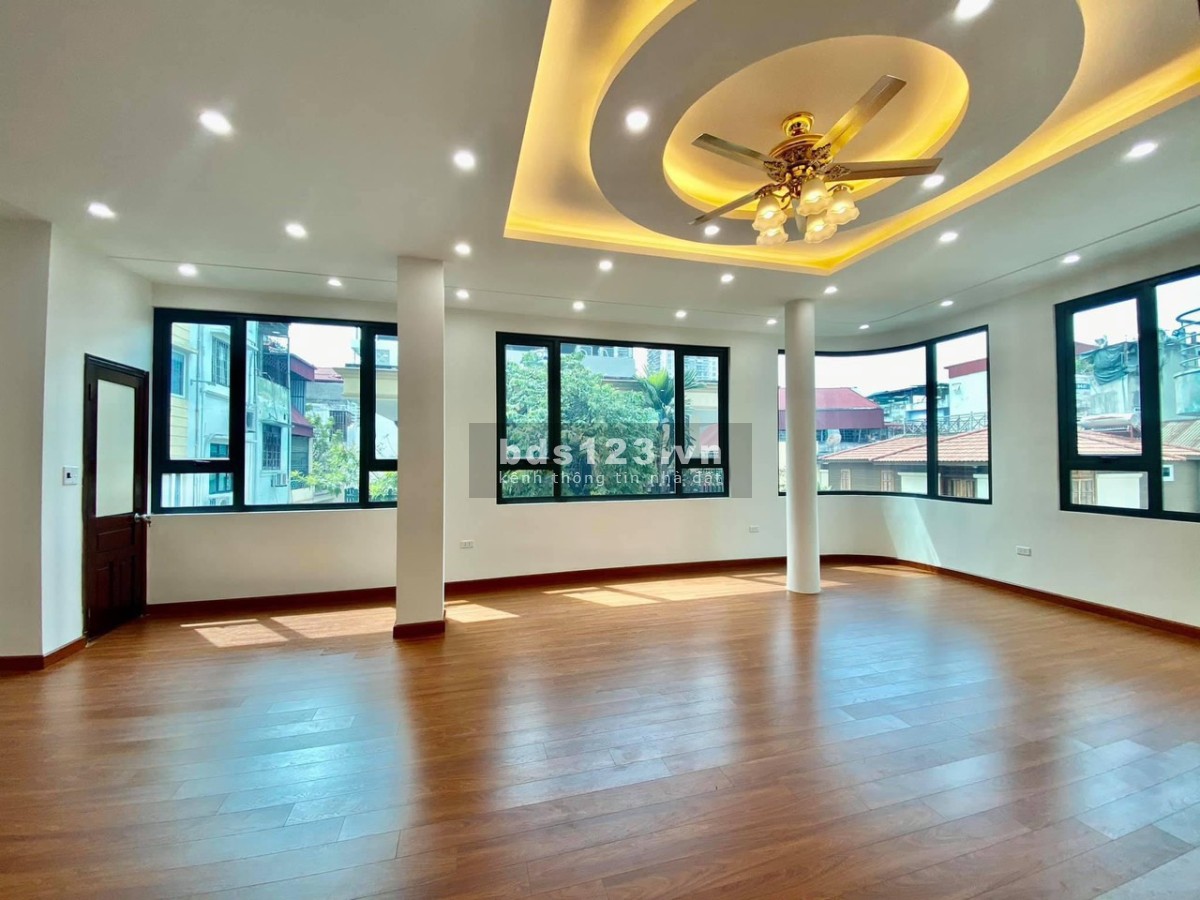 Ngay ngã tư lô góc Nguyên Hồng kinh doanh đỉnh 7 tầng thang máy, hơn 25 tỷ