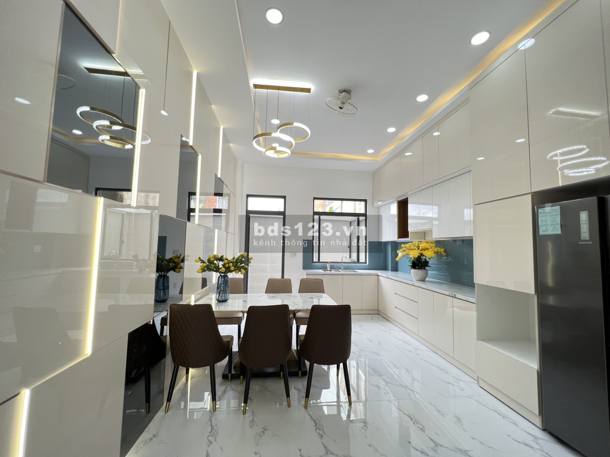 Bán căn góc 2 mặt tiền DTSD 300m² x 4 tầng ngay chợ Bà Hom cũ Tỉnh Lộ 10, Tên Lửa, quận Bình Tân