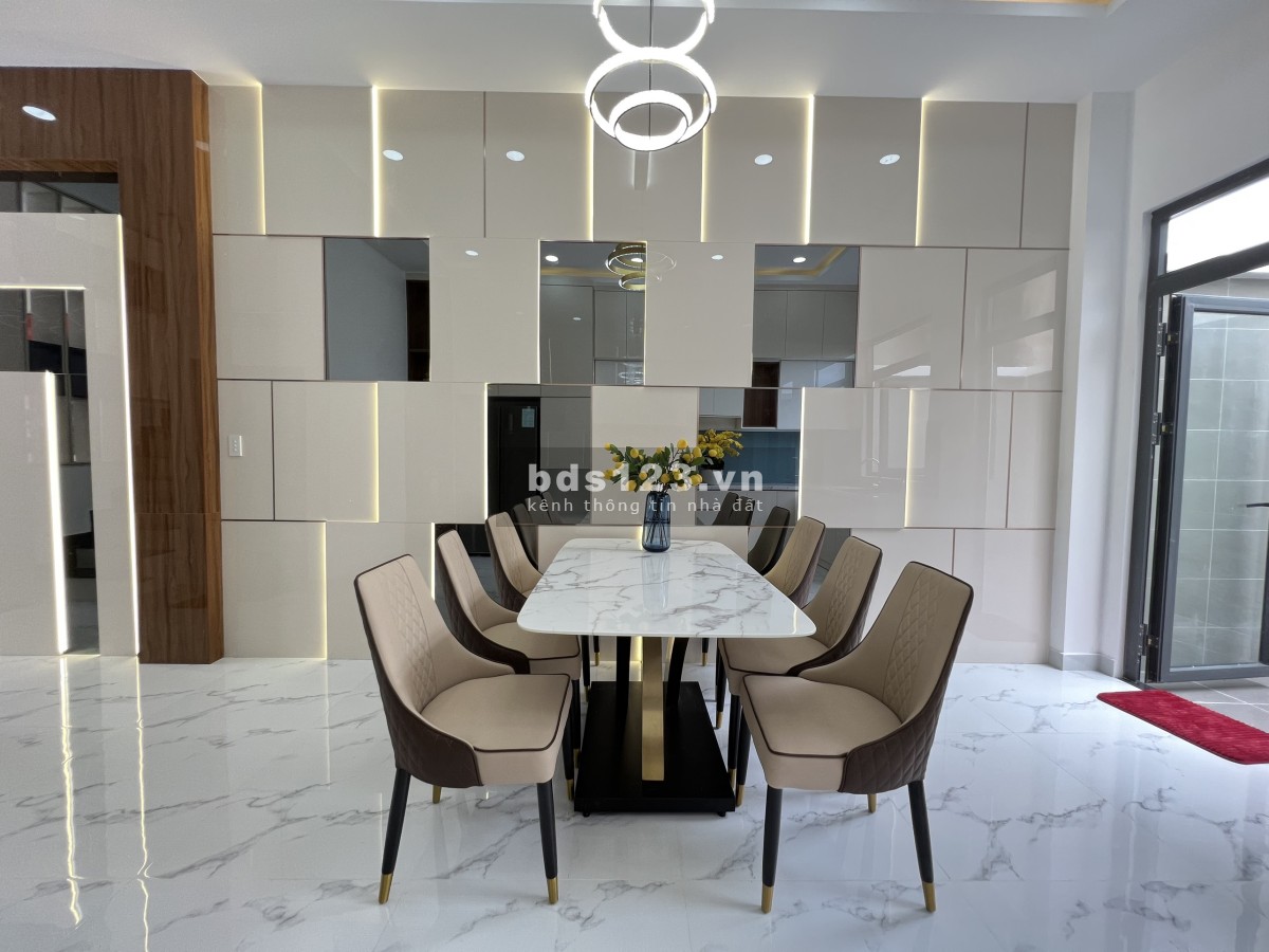 Bán căn góc 2 mặt tiền DTSD 300m² x 4 tầng ngay chợ Bà Hom cũ Tỉnh Lộ 10, Tên Lửa, quận Bình Tân