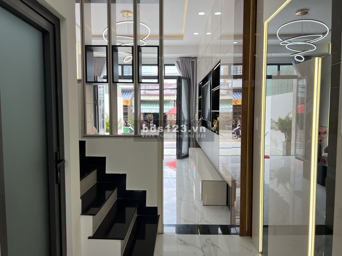 Bán căn góc 2 mặt tiền DTSD 300m² x 4 tầng ngay chợ Bà Hom cũ Tỉnh Lộ 10, Tên Lửa, quận Bình Tân