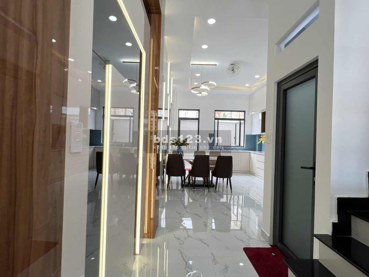 Bán căn góc 2 mặt tiền DTSD 300m² x 4 tầng ngay chợ Bà Hom cũ Tỉnh Lộ 10, Tên Lửa, quận Bình Tân