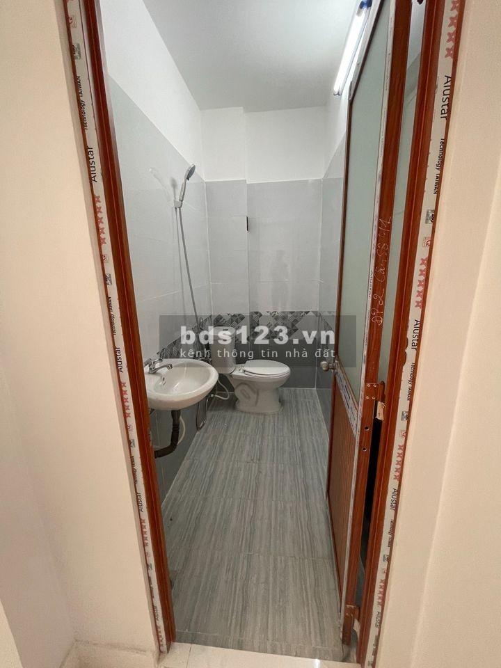 Tìm chủ mưới cho căn nhà đường Bùi Minh Trực giá mềm, an ninh