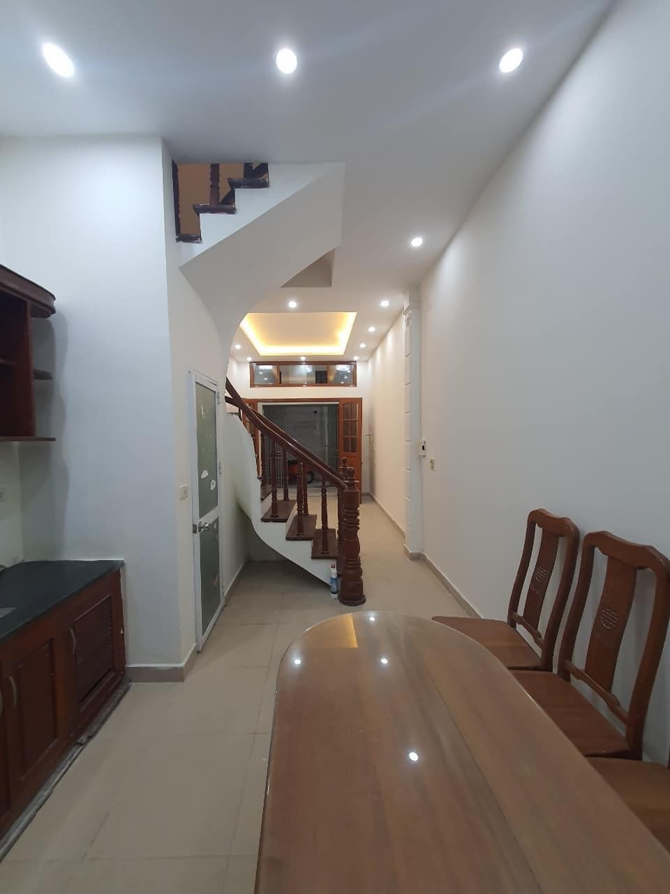 Bán nhà đẹp Hào Nam, DTSD 38m² x 4 tầng, nhỉnh giá 4 tỷ ngõ thông sát ô tô, khu an ninh