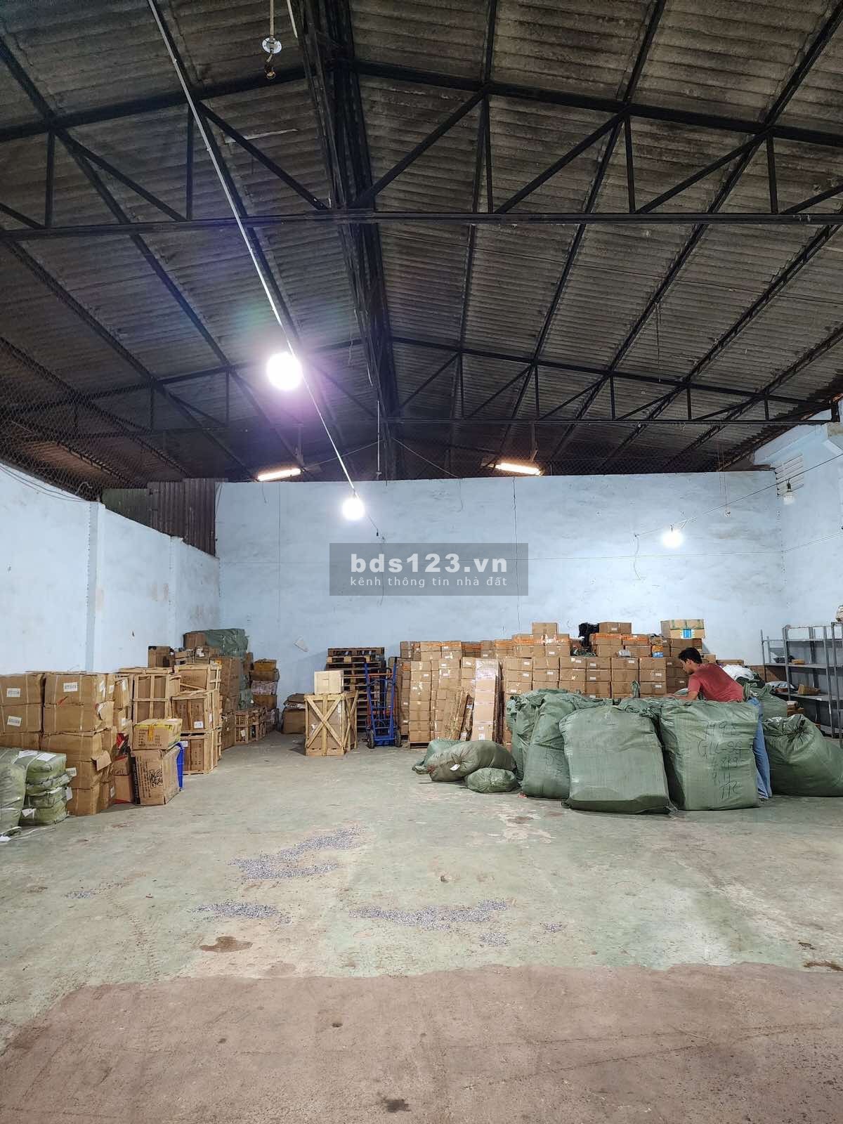 Cho thuê kho 1100m2 nằm trong tổng kho mặt tiền Âu Cơ, phường Tân Thành, quận Tân Phú.