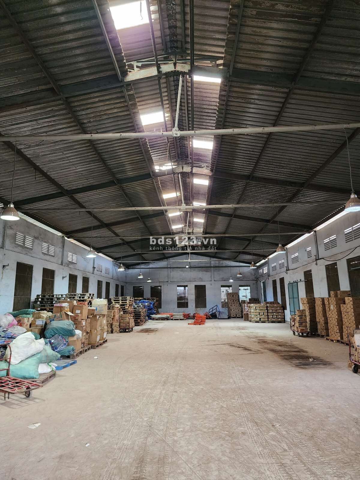 Cho thuê kho 1100m2 nằm trong tổng kho mặt tiền Âu Cơ, phường Tân Thành, quận Tân Phú.