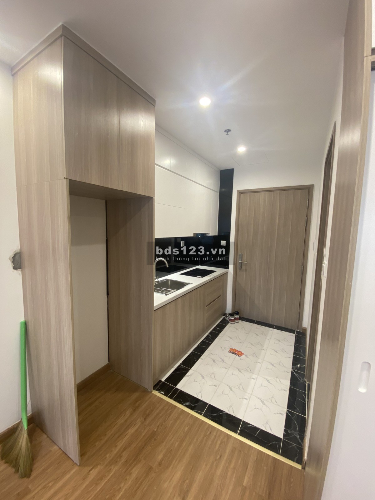 Bán gấp căn studio full nội thất xịn 200tr, sẵn sổ hồng giao dịch được luôn Vinhomes Smart City