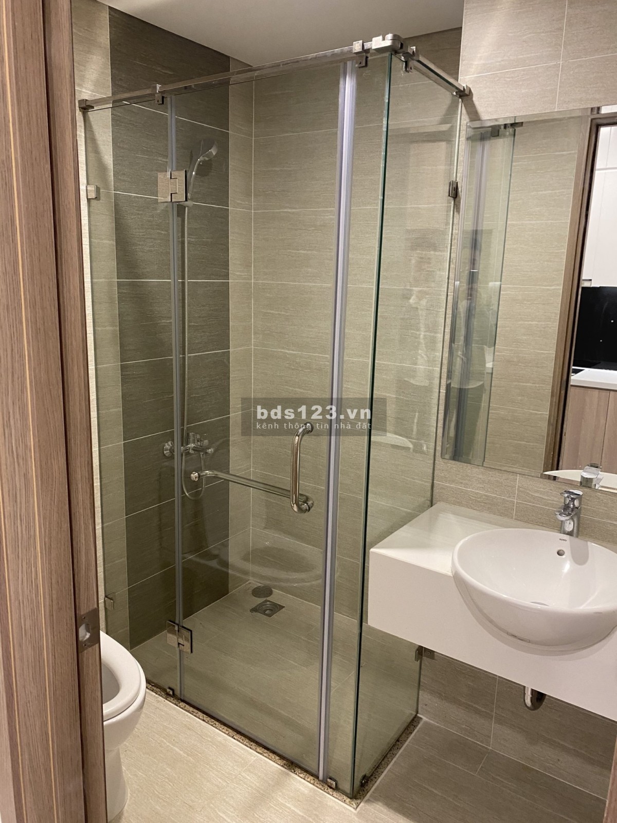 Bán gấp căn studio full nội thất xịn 200tr, sẵn sổ hồng giao dịch được luôn Vinhomes Smart City