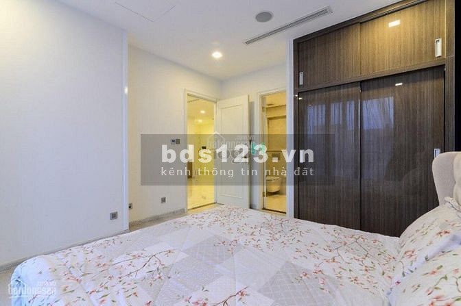 Căn góc 2 MT đường Lãnh Binh Thăng, phường 13, quận 11, giáp quận 10.
