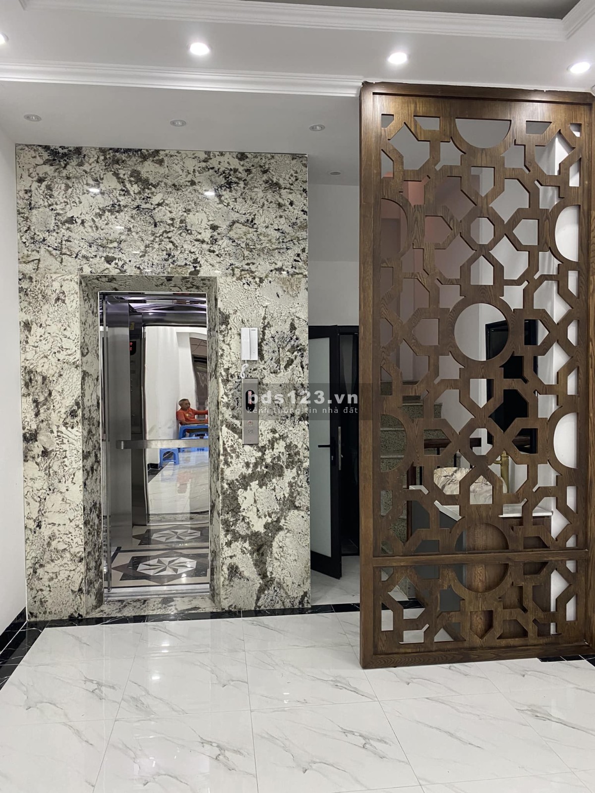 Bán nhà Phùng Chí Kiên, DT 45m² x 7 tầng, có gara, giá chỉ 8,7 triệu/tháng