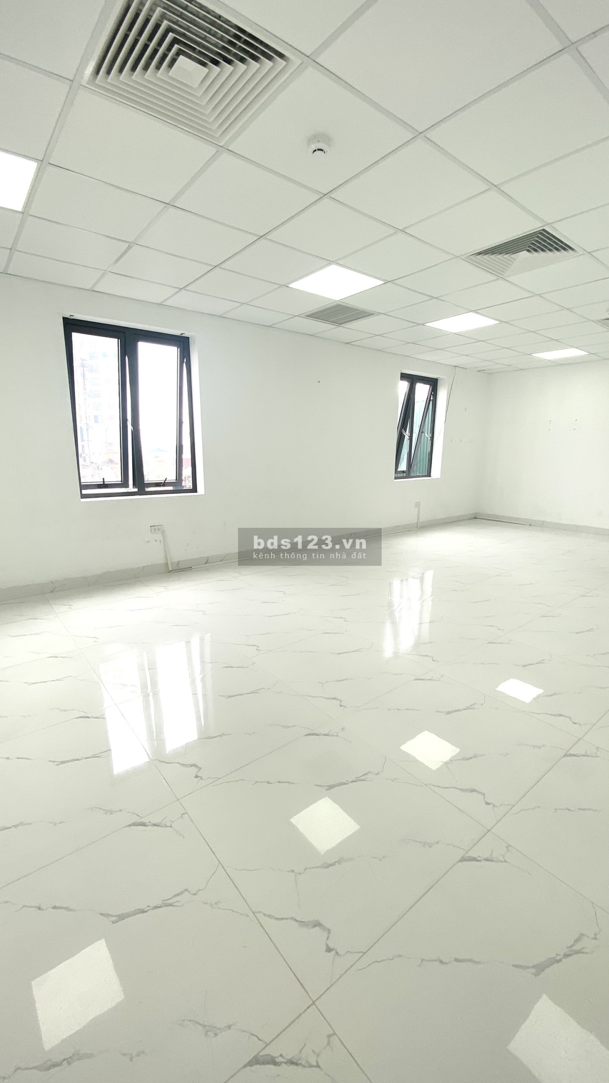 Cho thuê văn phòng mặt đường Giải Phóng cách bến xe Giáp Bát 300m