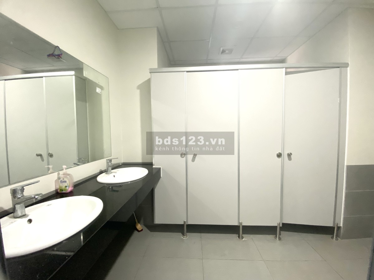 Cho thuê văn phòng mặt đường Giải Phóng cách bến xe Giáp Bát 300m