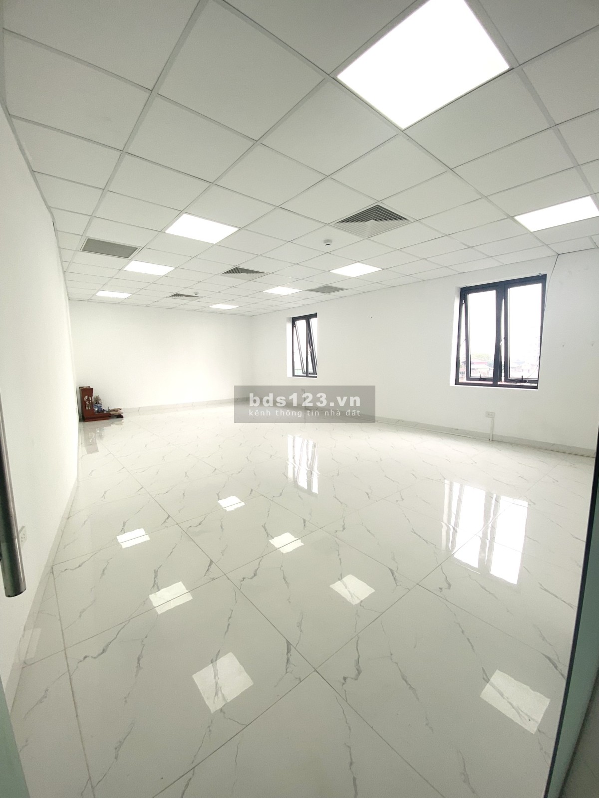 Cho thuê văn phòng mặt đường Giải Phóng cách bến xe Giáp Bát 300m