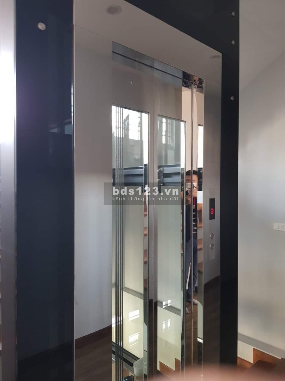 Bán tòa nhà 6 tầng thang máy phố Nguyễn Văn Cừ, quận Long Biên