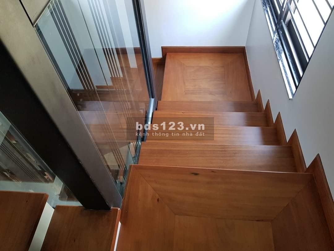 Bán tòa nhà 6 tầng thang máy phố Nguyễn Văn Cừ, quận Long Biên