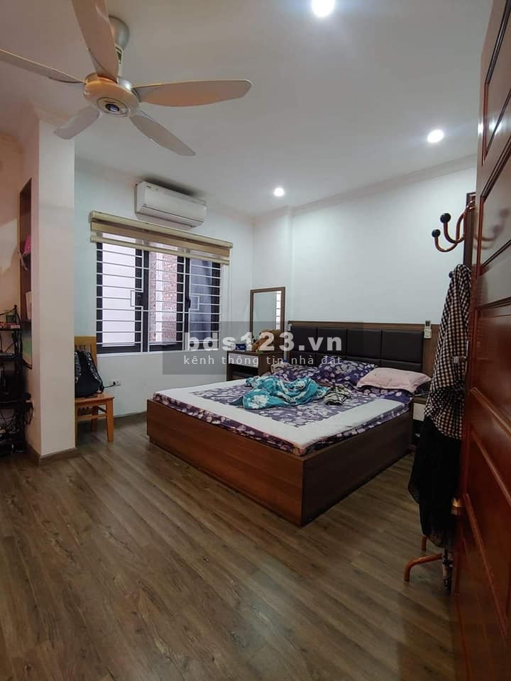 Bán nhà Hoàng Quốc Việt mặt tiền rộng gara thang máy tặng nội thất cao cấp