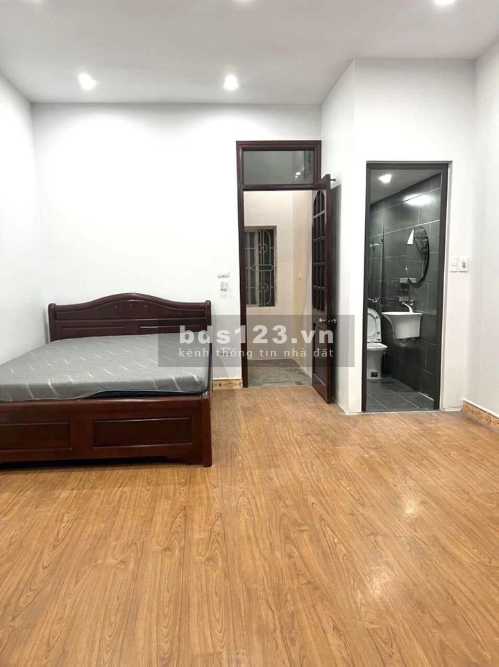 Bán nhà Hoàng Quốc Việt mặt tiền rộng gara thang máy tặng nội thất cao cấp