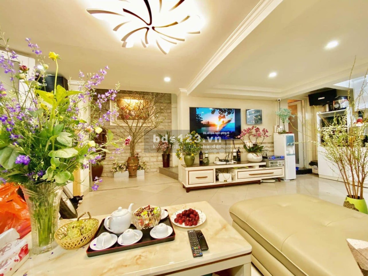 Bán nhà đẹp phố Tôn Đức Thắng DTSD 40m² x 4 tầng, MT 5,4m, gần ô tô