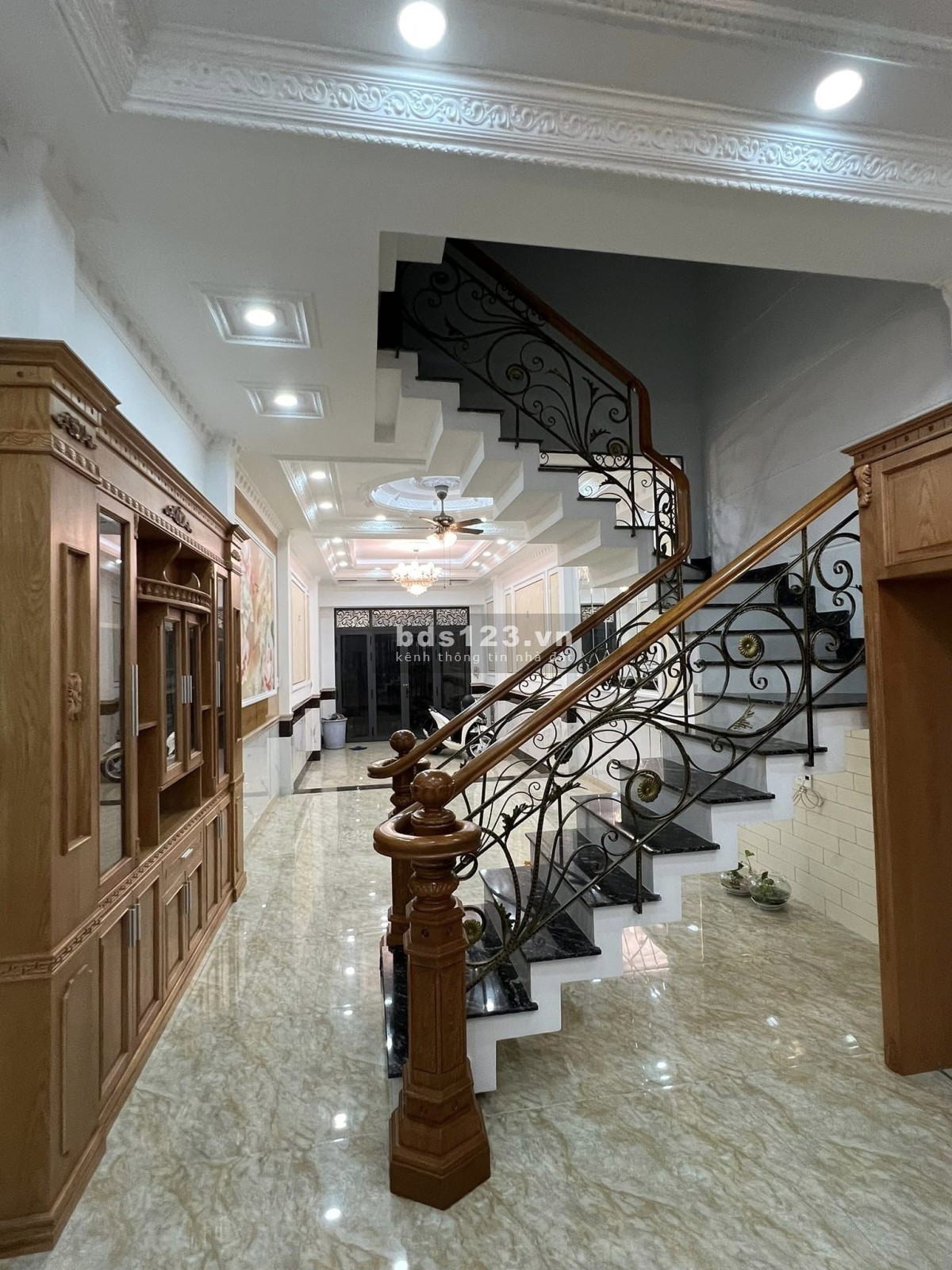 Bán nhà chính chủ mới xây theo phong cách tân cổ điển siêu đẹp