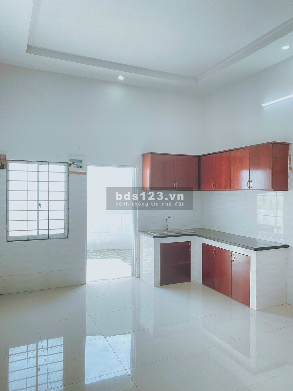 Bán nhà phố liền kề ở liền, sổ hồng riêng, gần khu CN Cầu Tràm, trệt, lầu, giá 2,2 tỷ TL