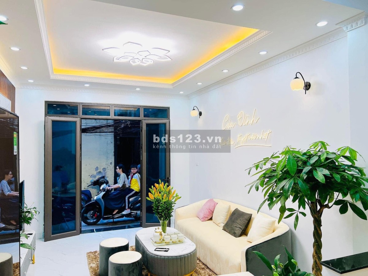 Bán nhà Nguyễn Chính, ngõ rộng 4m, ô tô đỗ cửa, bờ sông sét, DT 34m² x 4 tầng, MT 4m