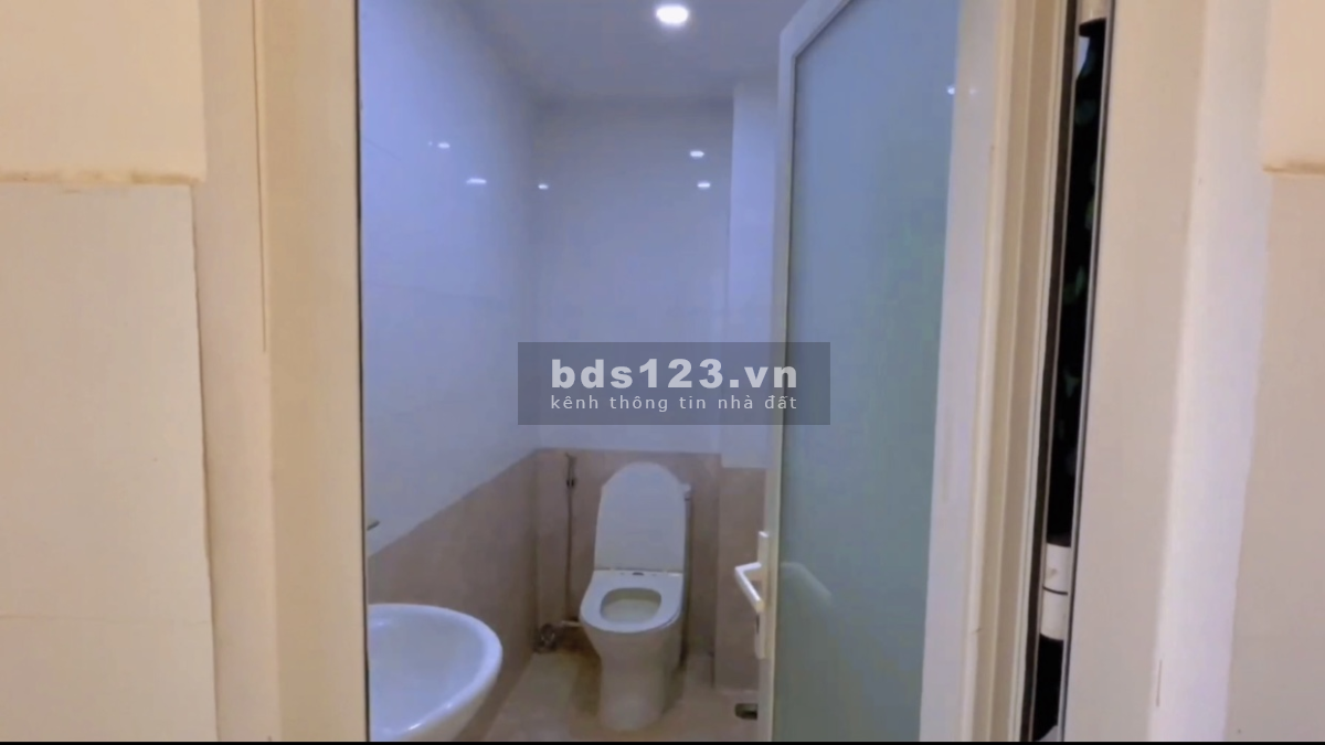 Bán Gấp Nhà Mặt Tiền Nguyễn Quý Anh, DTSD 52m², 4 PN + 3 WC, giá 11,6 tỷ, LH 0765617350