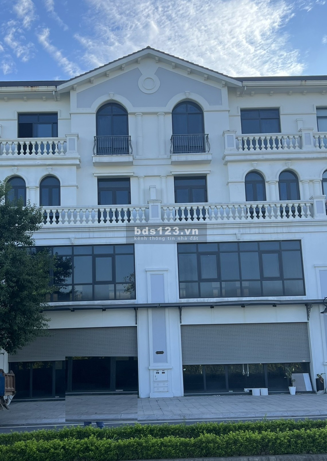 Shophouse sổ lâu dài mặt đường 30m, xây 97m2/sàn giá 23.86 tỷ tại Vin Gia Lâm (0985941715)