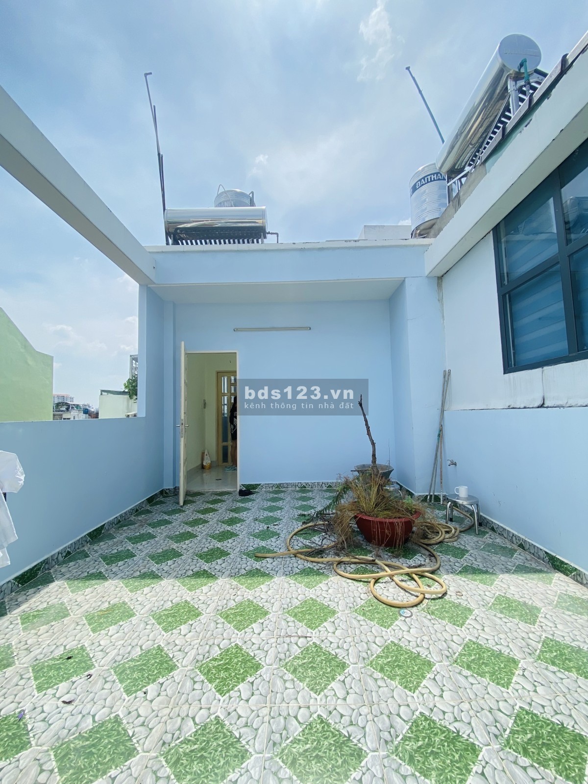 Bán nhà ngộp đường Lạc Long Quân, Tân Bình, 4 tầng DT 50m², giá cực rẻ
