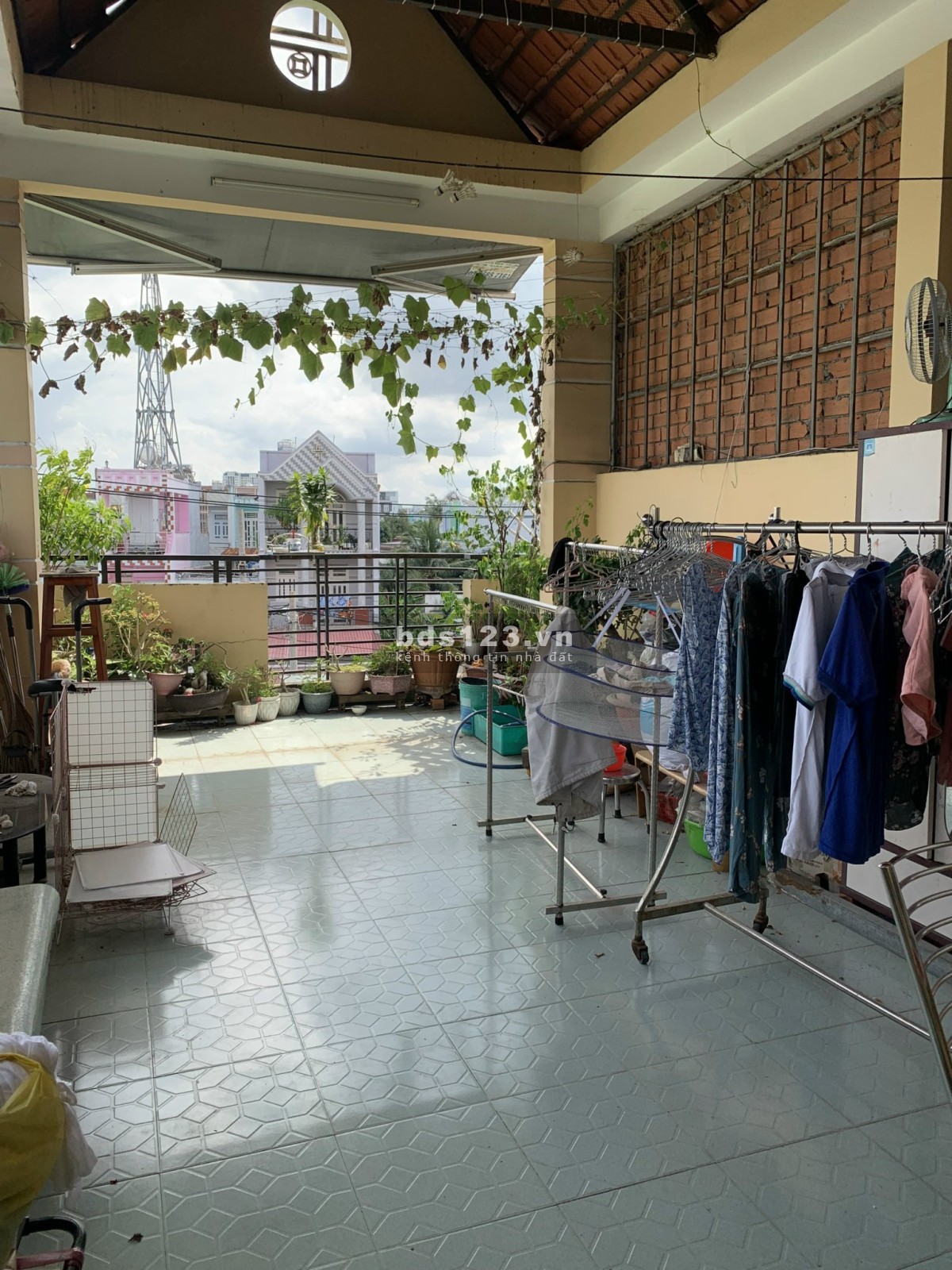 Bán nhà mặt tiền xe hơi ngủ trong sân vườn 1m², giá chỉ 60 triệu/m² LH 0843555592