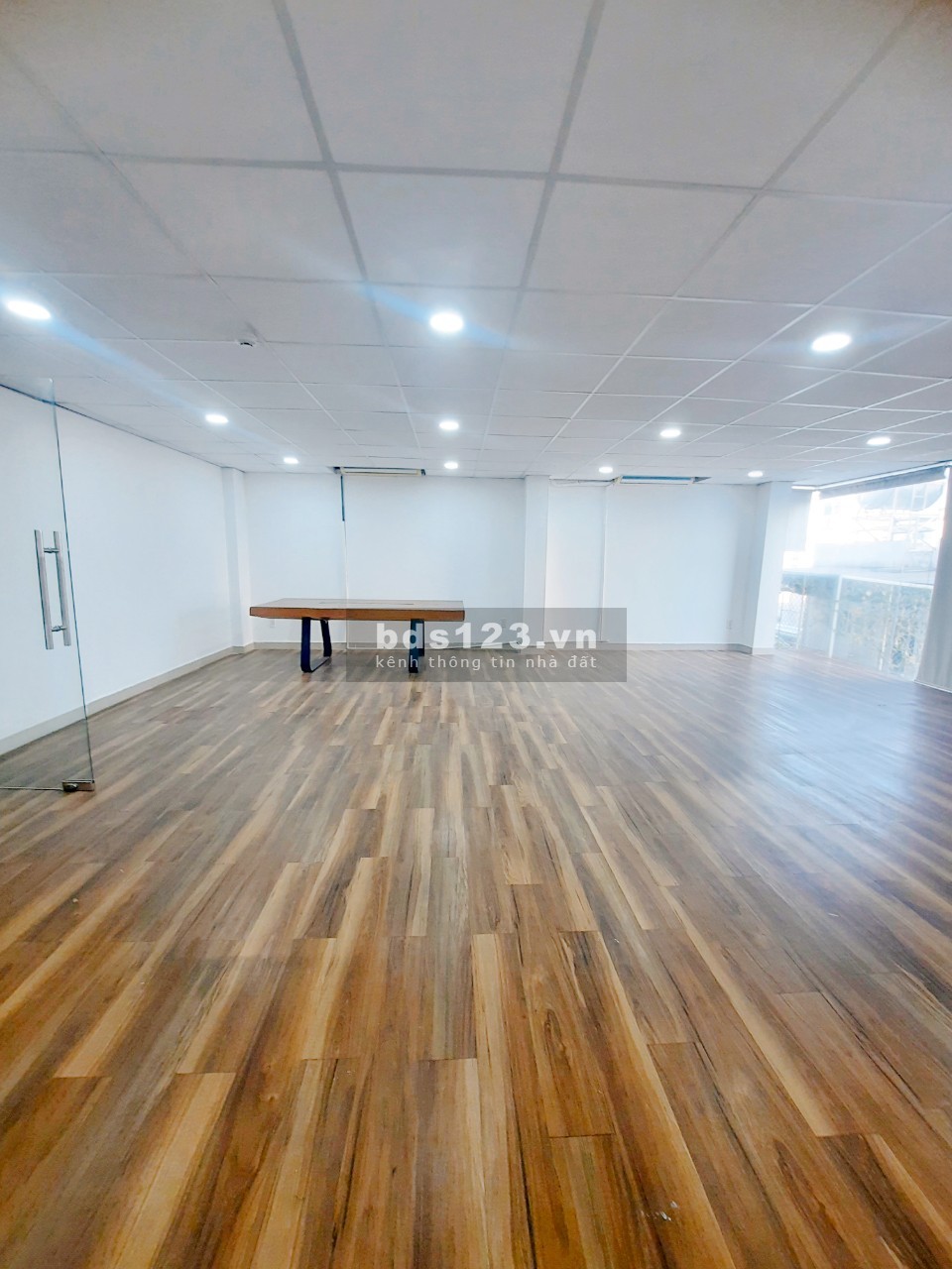 Văn phòng sàn gỗ Trần Huy Liệu diện tích 60m2 giá chỉ từ 15 triệu/tháng