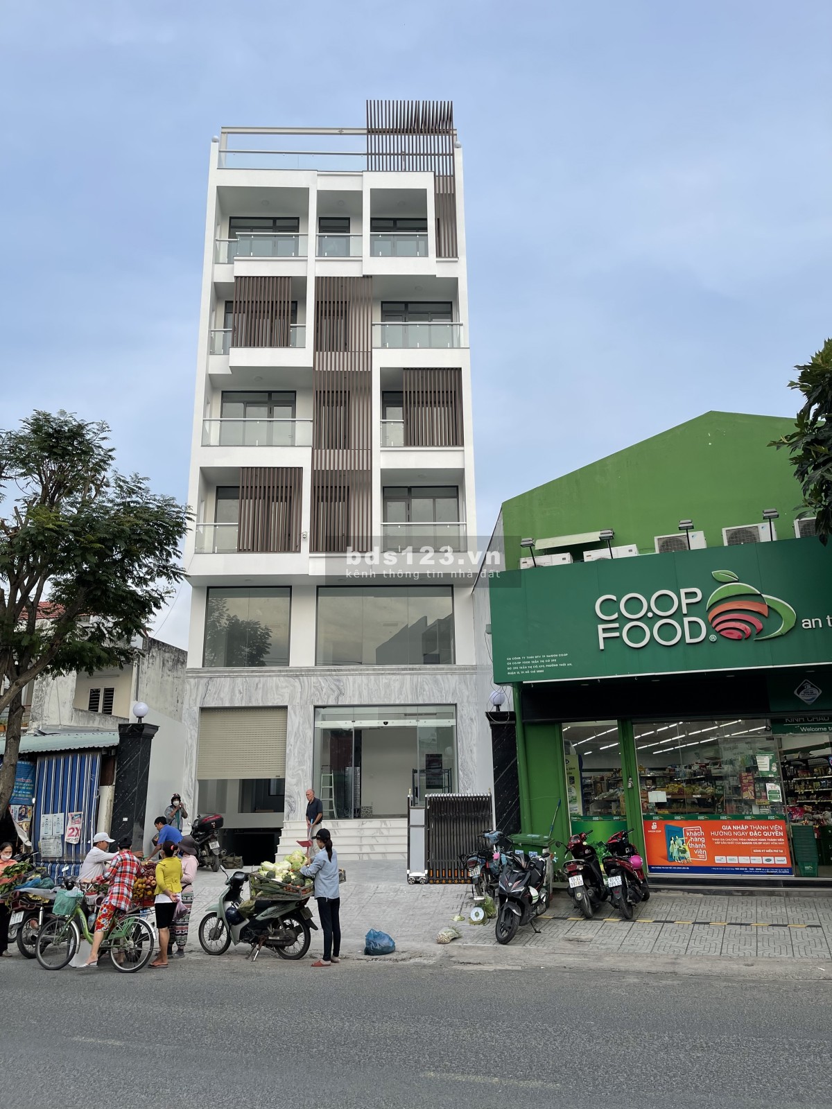 Cho thuê toà nhà văn phòng cao cấp. Vị trí đắc địa mặt tiền đường lớn. Khu vực sung túc.