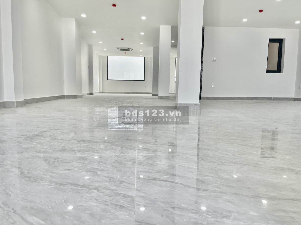 Cho thuê toà nhà văn phòng cao cấp. Vị trí đắc địa mặt tiền đường lớn. Khu vực sung túc.