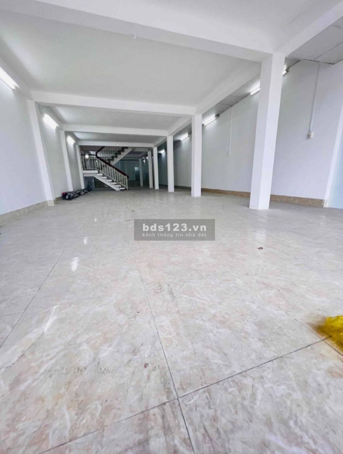 Cho thuê mặt bằng nguyên căn 320m2 mặt tiền đường Huỳnh Tấn Phát - Q7
