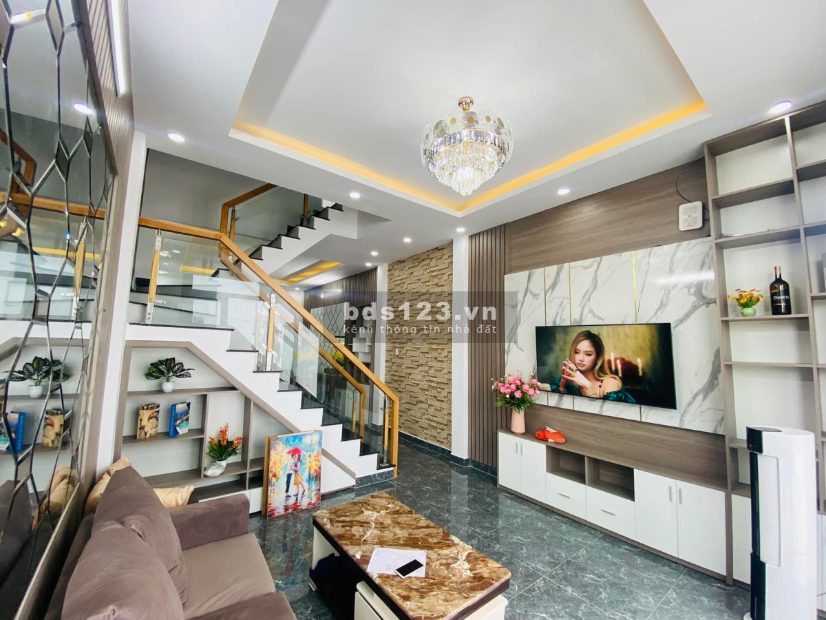 Bán nhà phố xây sẵn 1 trệt 2 lầu giá rẻ gần chợ Hưng Long Bình Chánh giá 2,4 tỷ
