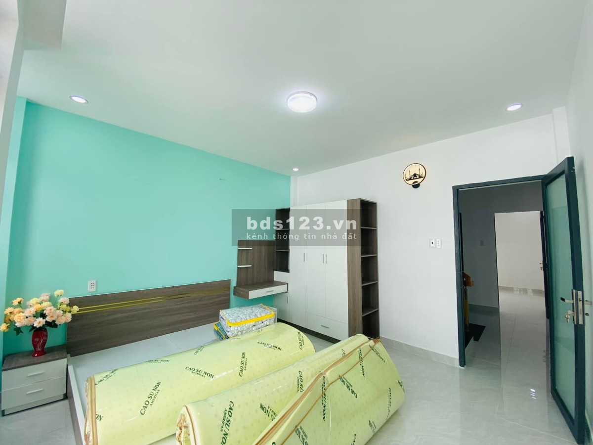 Bán nhà phố xây sẵn 1 trệt 2 lầu giá rẻ gần chợ Hưng Long Bình Chánh giá 2,4 tỷ