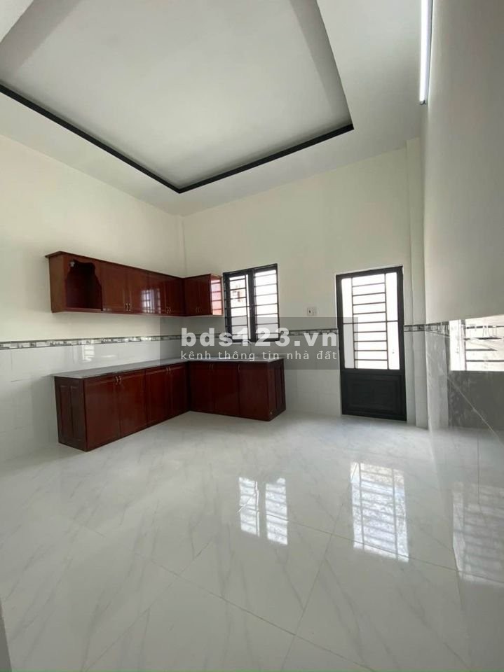 Bán nhà phố xây sẵn 1 trệt 2 lầu giá rẻ gần chợ Hưng Long Bình Chánh giá 2,4 tỷ