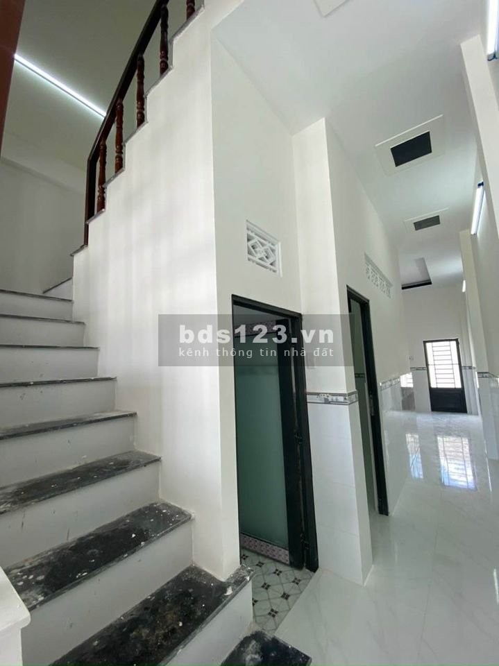 Bán nhà phố xây sẵn 1 trệt 2 lầu giá rẻ gần chợ Hưng Long Bình Chánh giá 2,4 tỷ
