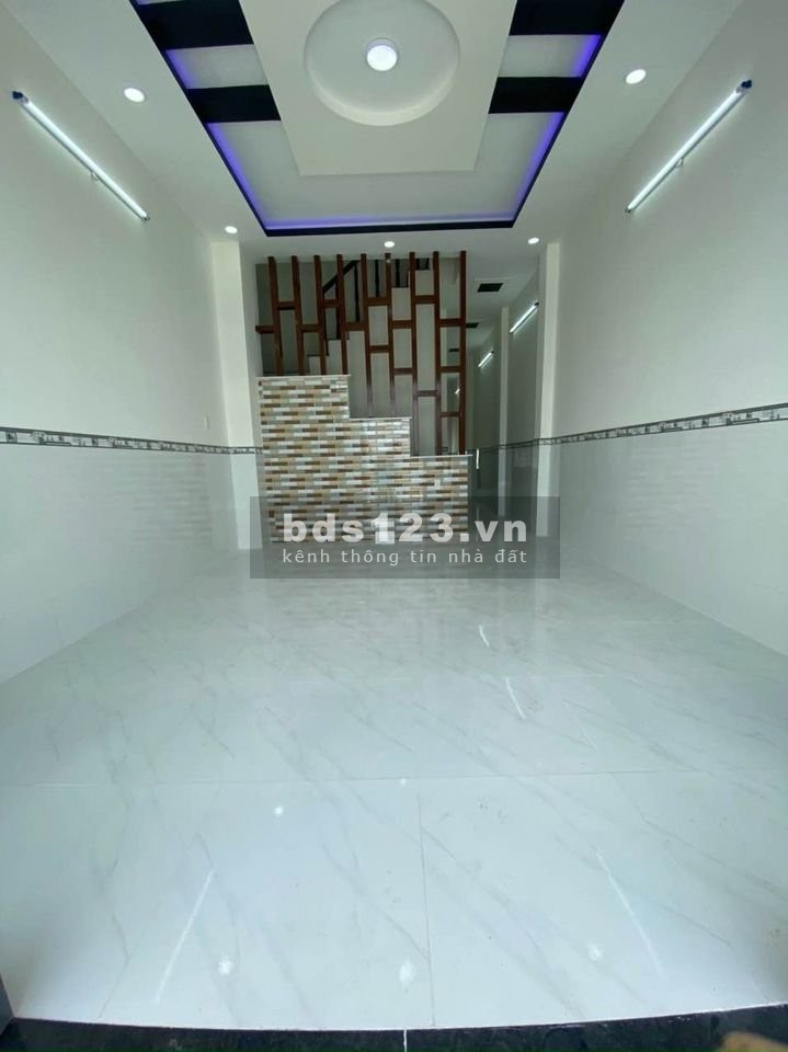 Bán nhà phố xây sẵn 1 trệt 2 lầu giá rẻ gần chợ Hưng Long Bình Chánh giá 2,4 tỷ
