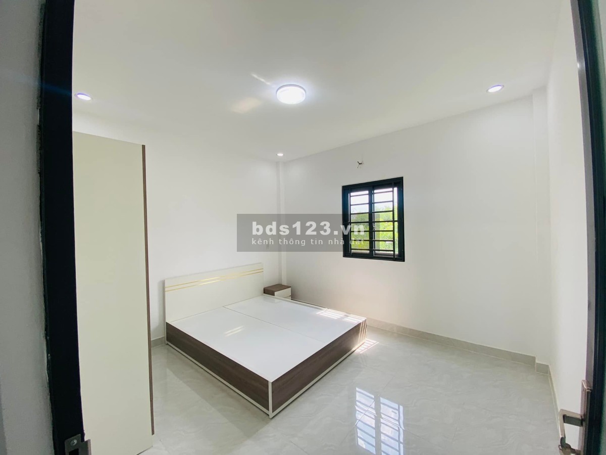 Bán nhà phố xây sẵn 1 trệt 2 lầu giá rẻ gần chợ Hưng Long Bình Chánh giá 2,4 tỷ